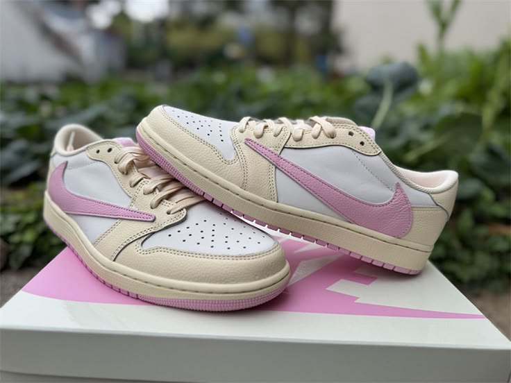 Travis Scott x Air Jordan 1 Low OG "Shy Pink"