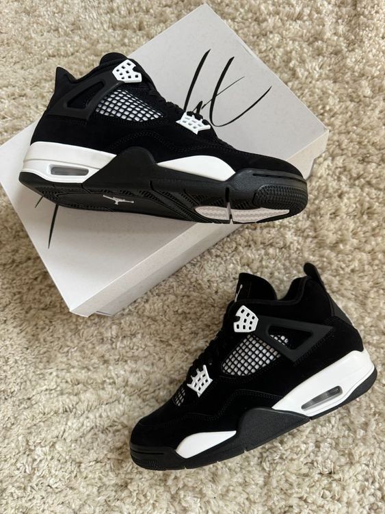 Air Jordan 4 "White Thunder"