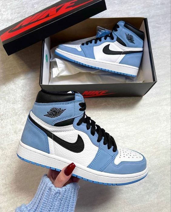 Air Jordan 1 Retro High OG "University Blue"