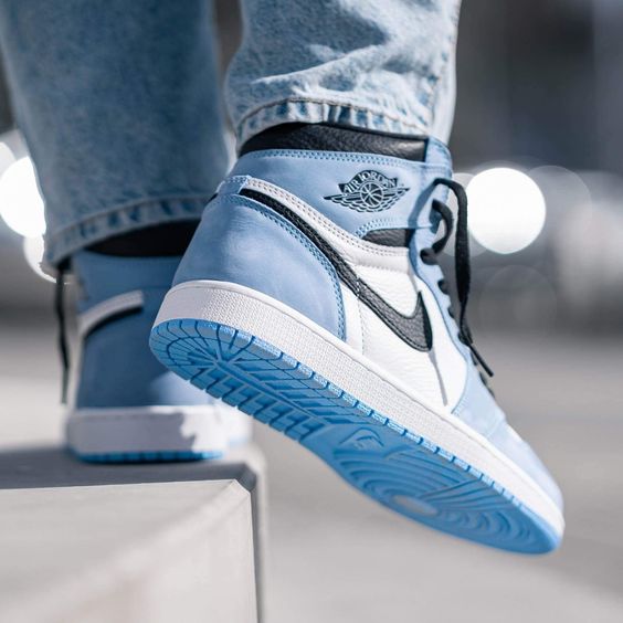 Air Jordan 1 Retro High OG "University Blue"